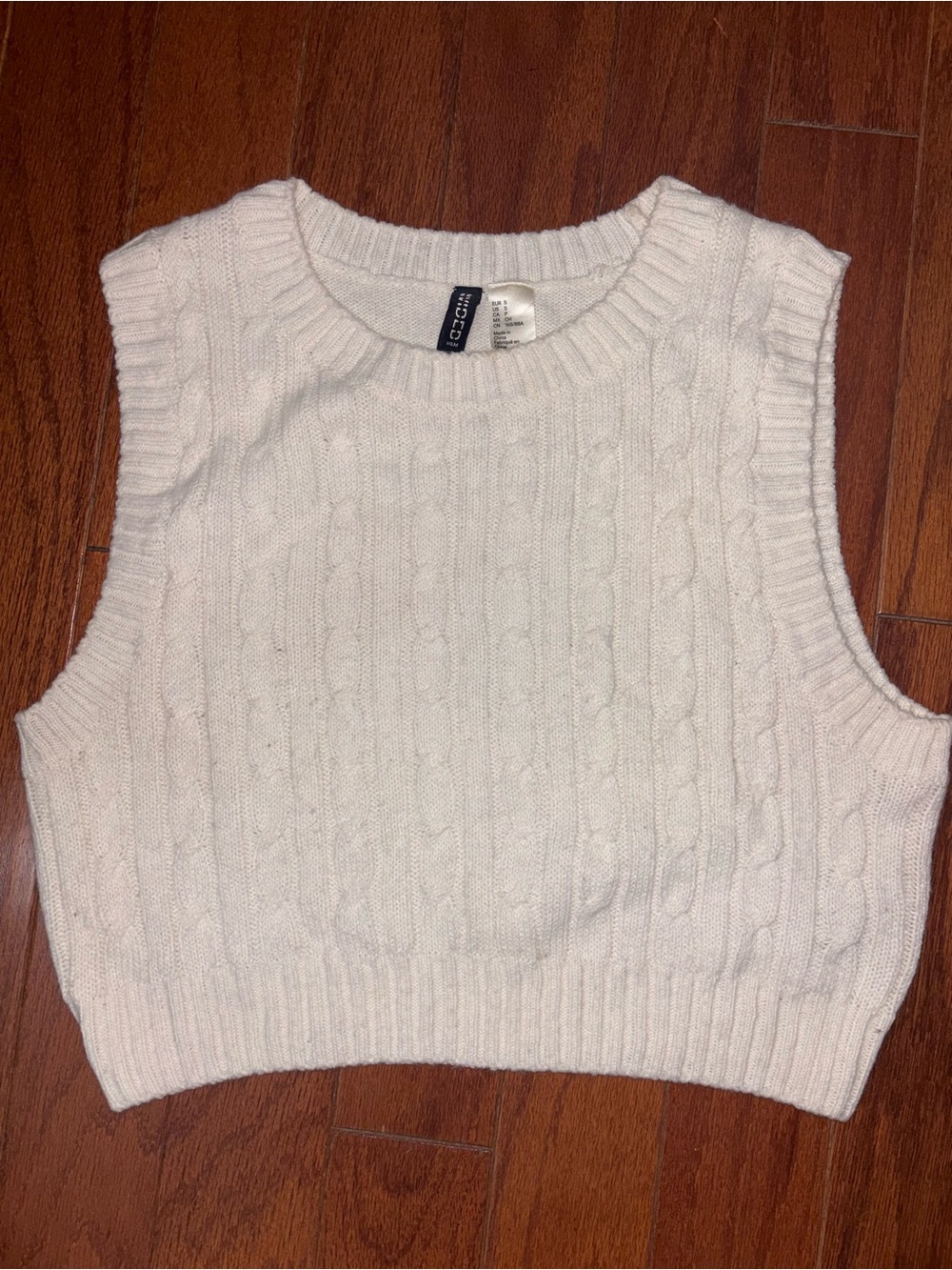 H&M Divided White Cropped Sleevless Cable-knit patten Sweater Vest